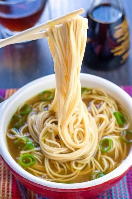  Chuzhou Steamed Noodles: Een Smakelijke Fusie van Soepige Zachtheid en Pittige Vuurwerk!