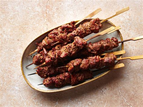   Cumin Lamb Skewers: Een Smakelijke Ontmoeting van Pittige Rook en Teder Lam!