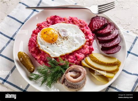  Labskaus: Een romig feest van aardappelen en haring met een zoete twist!