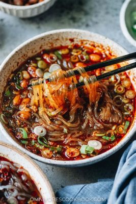  Spicy Sour Noodles: Een explosie van smaken met een vleugje pit en frisheid!