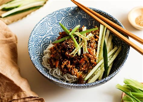  Zhangjiakou Zha Jiang Mian: Een pittige ontploffing van smaak en een zacht gebakken noedelparadijs?