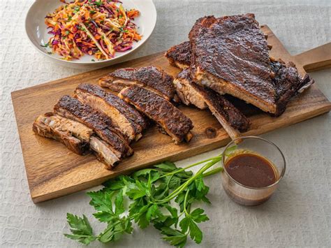  Geglazuurde Spareribs: Een Zacht Melt-in-Your-Mouth Sensatie met Umami-Rijke Noten!