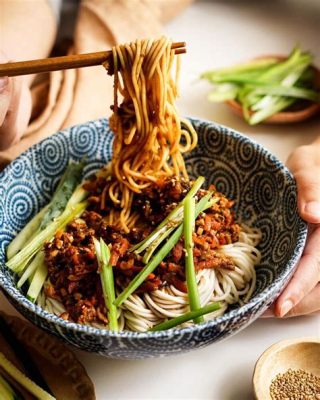  Zha Jiang Mian: Een Sensatie van Umami met een Pittige Twist!